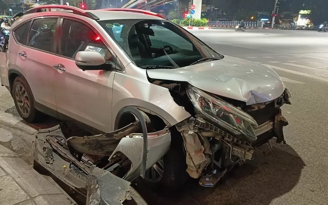 Hà Nội: Ô tô con biến dạng sau va chạm liên hoàn trên đường Láng