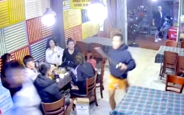 Hai đối tượng mang mã tấu xông vào quán nhậu chém 3 người thương vong