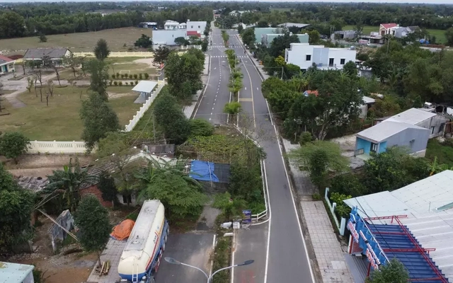 Kỳ lạ tuyến đường hàng chục tỷ đồng có ngôi nhà án ngữ giữa đường