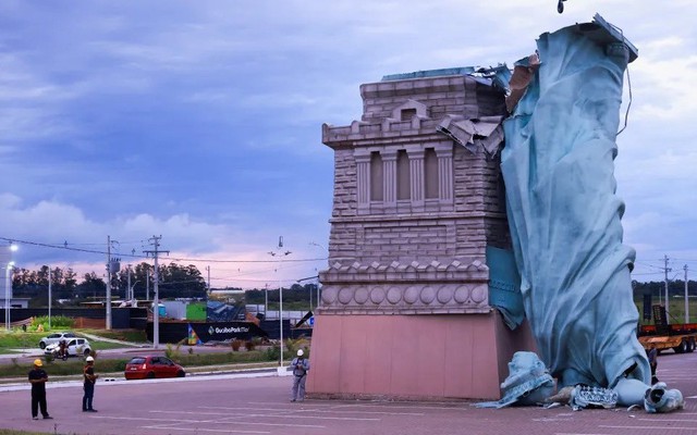 Gió giật mạnh tới 90 km/h, Nữ thần Tự do cao bằng một nửa bản gốc bất ngờ bị quật ngã