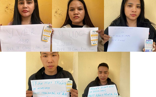 Khám xét nơi ở của nữ chủ quán karaoke sau khi phát hiện 5 người trốn trên nóc nhà vệ sinh