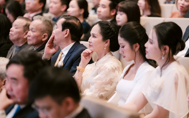 NSND Lan Hương: “Đứng trước giải thưởng này tôi thấy mình thật nhỏ bé”