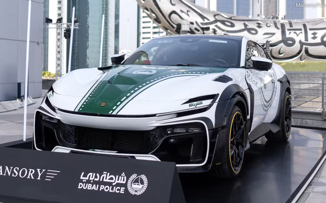 Siêu SUV Ferrari Purosangue độ Mansory 'về đội' cảnh sát Dubai: Ngoại hình hầm hố, tội phạm phải rén vì thông số khủng