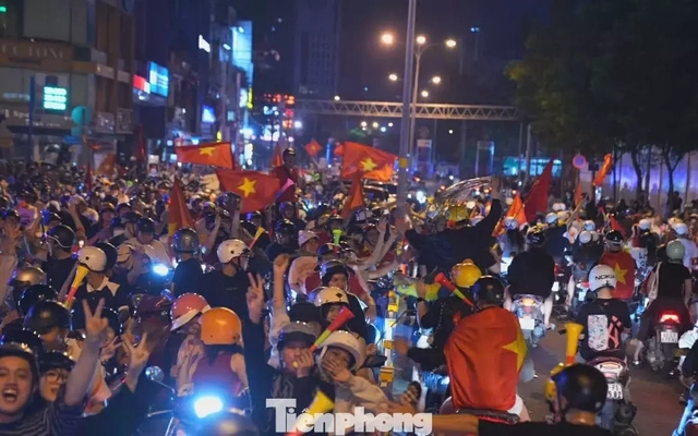 Khoảnh khắc biển người reo hò xuyên đêm