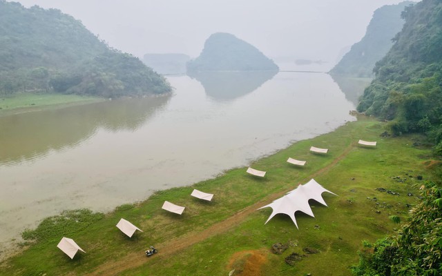 Phát hiện hồ nước bên thảo nguyên vắng vẻ, hoang sơ, du khách nhận xét: "Nói ở Hà Nội không ai tin!"