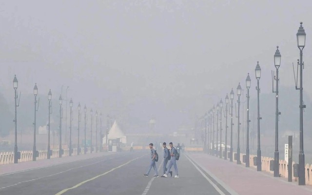 Ô nhiễm không khí nguy hại ở Ấn Độ: Học sinh chuyển sang học trực tuyến, 27 chuyến bay bị hủy, hơn 500 chuyến bị hoãn