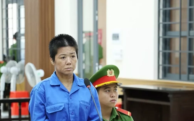 Tạt cồn đốt hàng xóm, người phụ nữ lĩnh 9 năm tù