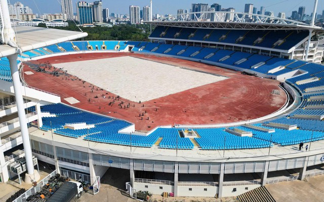 Cận cảnh sân Mỹ Đình sắp thay cỏ mới, hết cảnh 'đá bóng trên mặt ruộng'