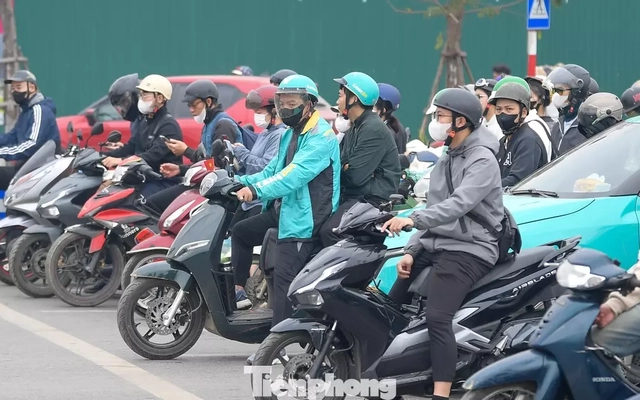 'So găng' xe xăng và xe điện trên đường phố Hà Nội