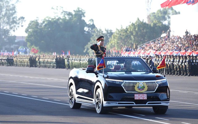 Xe điện Việt Nam nổi bật tại lễ diễu binh, diễu hành kỷ niệm Quốc khánh Lào