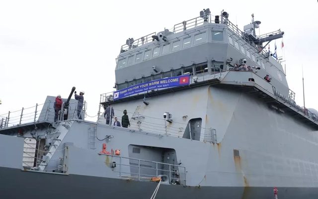 Ngắm chiến hạm ROKS Hansando của Hải quân Hàn Quốc ở cảng Đà Nẵng