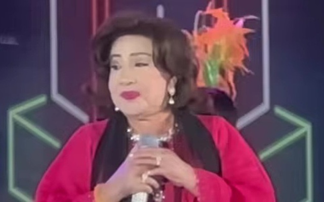 NSND Lệ Thủy được một khán giả kém 2 tuổi nắm tay nói: "Má gặp con một lần, chết cũng an lòng"