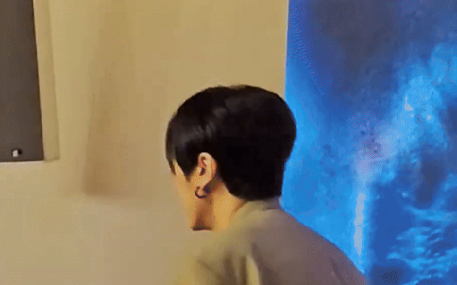 Ca sĩ nổi tiếng đi làm shipper, òa khóc vì không được chủ trả dù chỉ 1 xu