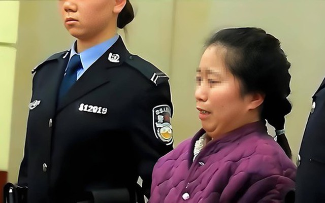 Bảo mẫu đưa con trai đến ở nhờ, tới giờ cơm con gái chủ nhà vừa định ăn thì bị chỉ thẳng mặt: "Ai cho mày ăn trước"