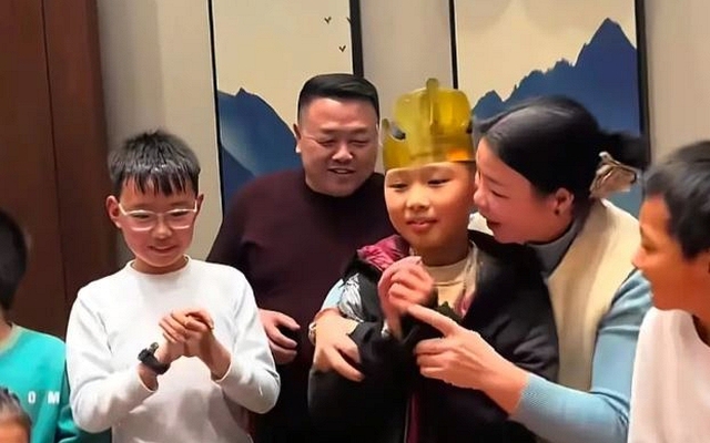 Bức ảnh sinh nhật đáng xấu hổ nhất năm: Con trai mặt buồn thiu còn bố mẹ bị chỉ trích khắp MXH