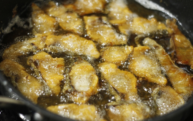 Cách rán cá vàng ruộm, giòn tan, thơm lừng không tanh: Ăn ai cũng phải  khen