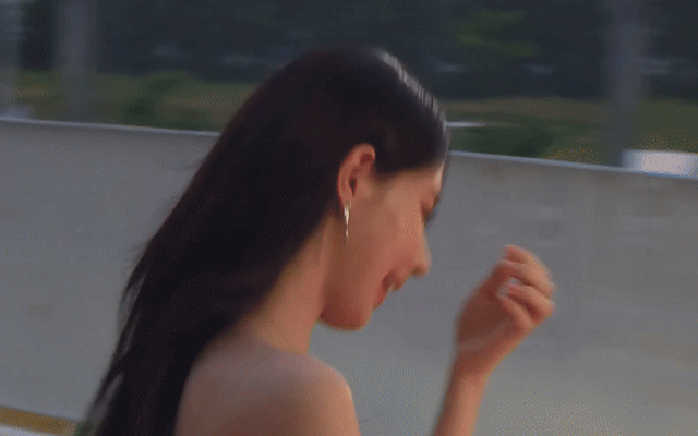 Tréo ngoe: Búp bê đẹp nhất showbiz được các nam sinh ùn ùn theo đuổi, cô vừa đeo kính lên tất cả “chạy mất dép”