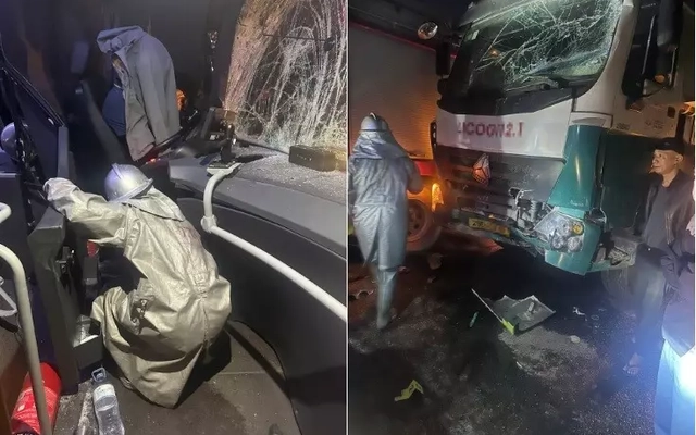 Hà Nội: Giải cứu tài xế xe buýt mắc kẹt trong cabin sau tai nạn giao thông