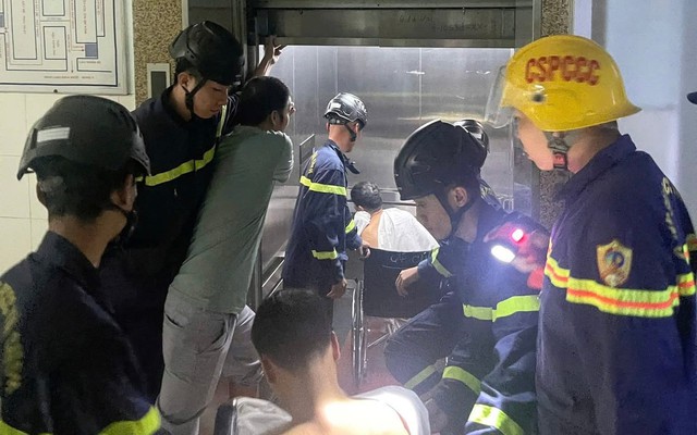 Giải cứu 2 bệnh nhân cùng nhân viên y tế mắc kẹt trong thang máy bệnh viện