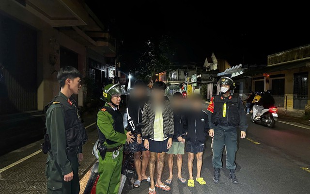 14 thanh thiếu niên mang hung khí ‘diễu phố’ quay clip đăng TikTok