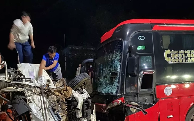 Phá cabin xe tải, cứu đôi vợ chồng mắc kẹt sau vụ tai nạn kinh hoàng ở Đắk Lắk