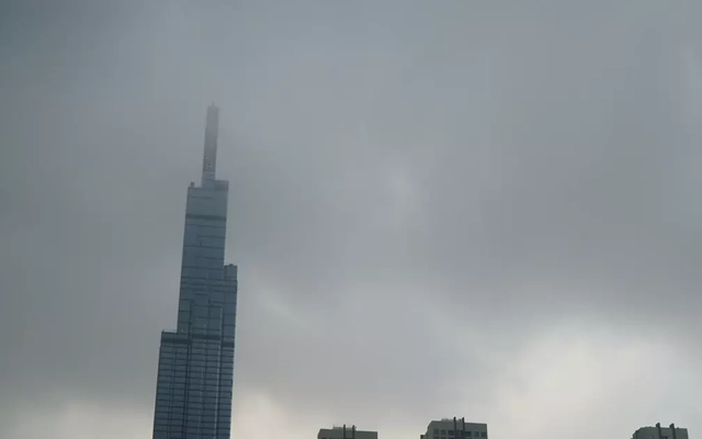 Sương mù phủ TPHCM, nhiều tòa nhà cao tầng mờ ảo trong màn sương