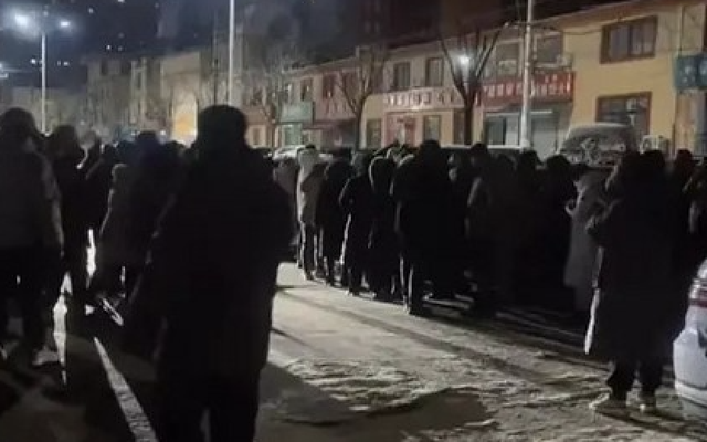 Cậu bé mất tích giữa đêm đông, gia đình nhờ 200 hàng xóm đi kiếm: Câu đầu tiên em nói sau khi được tìm ra khiến ai cũng sững người