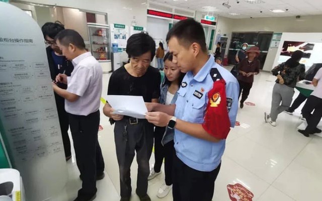 Phát hiện người đàn ông sở hữu 1 chứng chỉ tiền gửi có giá trị lên đến 374.000 tỷ đồng, công an lập tức vào cuộc điều tra