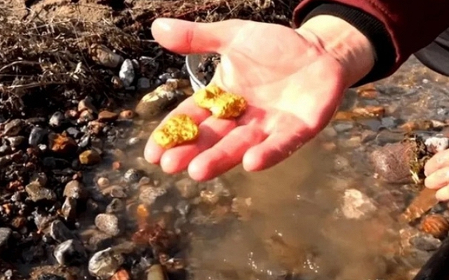 Lão nông phát hiện cả núi vàng trong hang, đem đến ngân hàng đổi lấy tiền thì cảnh sát ập đến