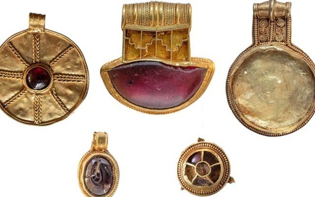 Dò kim loại, 2 người dân đào được kho báu chứa vàng, ngọc hồng lựu