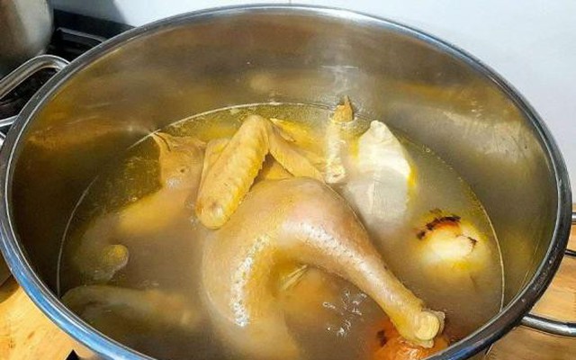 Bước làm thịt gà tưởng là sạch nhưng hoá ra ngược lại: Chuyên gia từ Mỹ đến Việt đều khuyên bỏ ngay