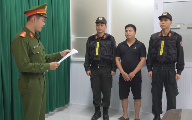 Bắt đối tượng Lê Quang Quyết 33 tuổi, chuyên dùng chất bí mật để 'phù phép' thịt lợn thành thịt bò