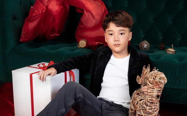 Mẫu nhí Tuấn Khải nổi bật trong bộ hình đón Giáng Sinh