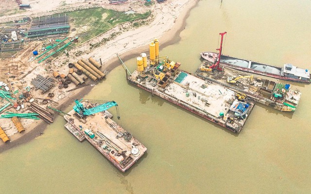 Cận cảnh công trường thi công cầu vượt sông Hồng gần 10.000 tỷ đồng