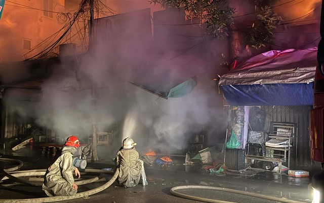 Cháy chợ ở Hà Nội, nhiều hộ dân phải sơ tán trong đêm