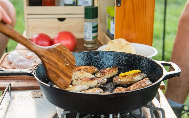 Vì sao không nên nấu đồ chua trong chảo gang?