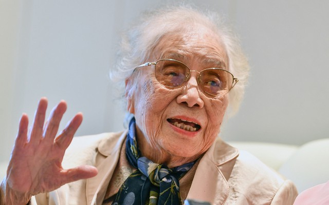 Bà Nguyễn Thị Bình là đại biểu cao tuổi nhất tham dự Đại hội Thi đua yêu nước