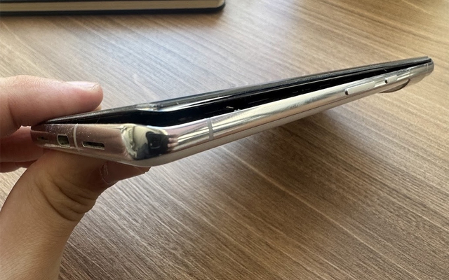 Mang Pixel đi bảo hành vì pin phồng, khách hàng bị Google đổ lỗi do dùng sạc của Samsung