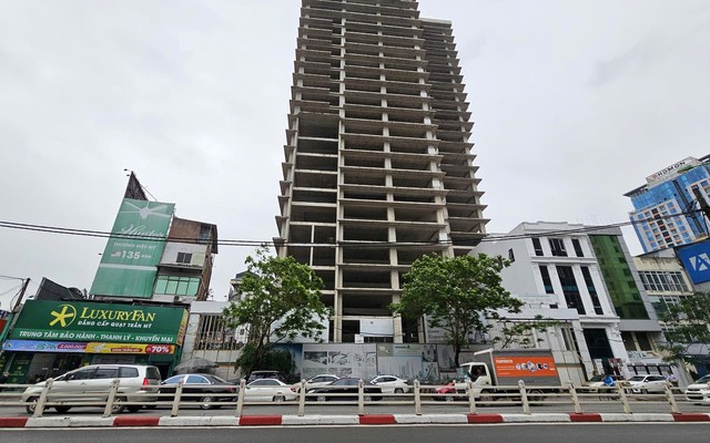 Cận cảnh tòa nhà 28 tầng “trơ khung” mặt phố Láng Hạ vừa về tay KBC