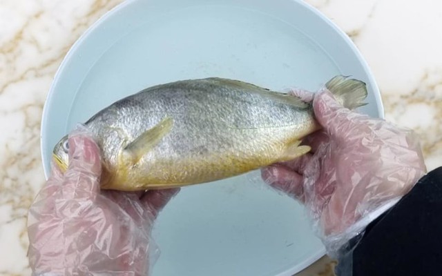 Ướp cá với thứ này rồi cất tủ lạnh, cá để cả tháng vẫn tươi ngon, đảm bảo an toàn: Nói không với formol!