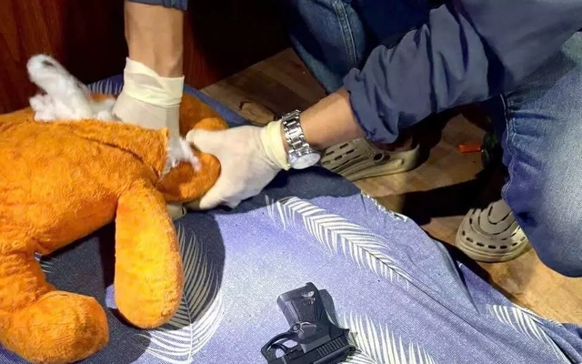 Cảnh sát dùng máy xúc đào bới hàng nghìn m2 tìm ma túy chôn dưới lòng đất