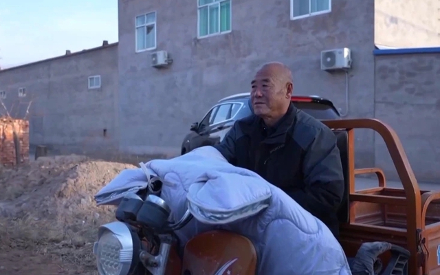 Đúng 11h20p trưa, người đàn ông thực hiện 1 cuộc gọi định mệnh khiến nửa tiếng sau, cả làng vừa khóc vừa cảm ơn rối rít