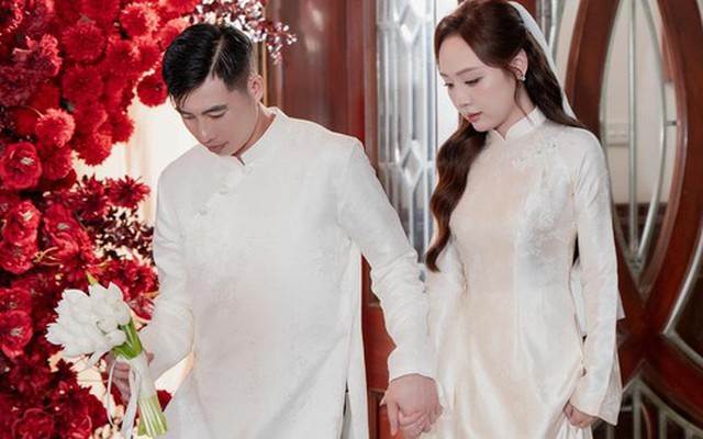 Thủ môn U23 Việt Nam làm lễ ăn hỏi thạc sĩ hơn 3 tuổi, visual cô dâu sáng bừng, chuẩn "trai tài gái giỏi"