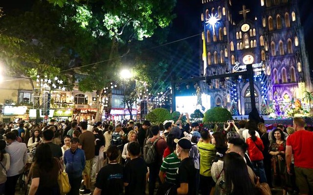 Đông nghịt người đổ về Nhà thờ Lớn Hà Nội đêm Giáng sinh