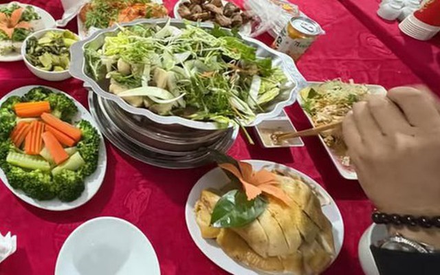 Mời người lạ đến ăn cưới, nhóm bạn online đi 30km và được trải nghiệm độc - lạ, bảo sao cô dâu ít bạn!