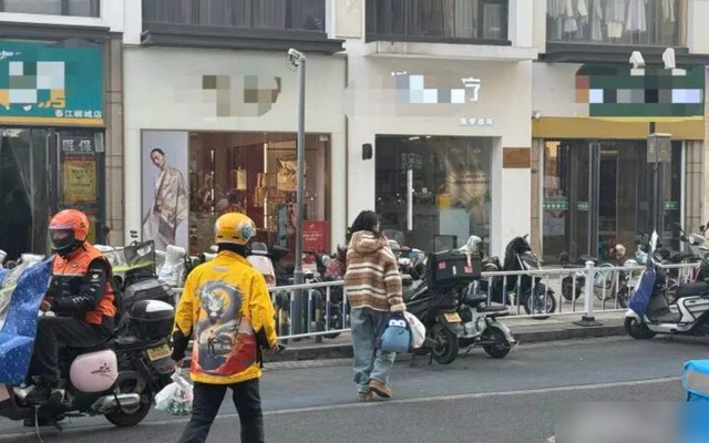 Mở cửa vào quán trà sữa lấy đơn, nam shipper sững người khi thấy nhân viên đã gục dưới sàn