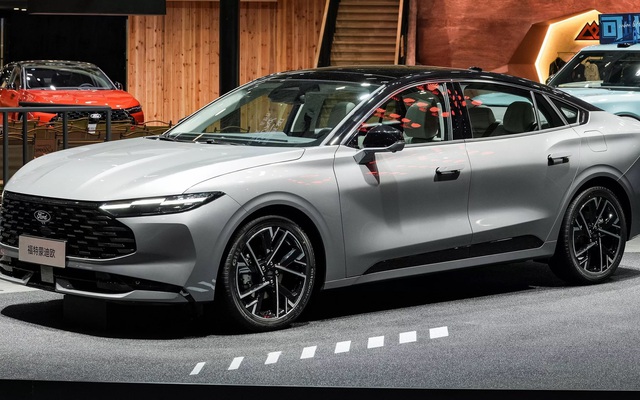 Ford Mondeo 2025 gây chú ý: Cạnh tranh Camry “lột xác” với màn hình khủng và công nghệ mới