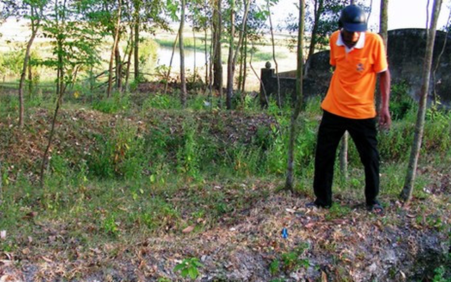 Đi tìm phế liệu, người dân Hà Tĩnh phát hiện kho báu nặng 15kg: Hàng nghìn đồng tiền kết thành mảng được đào lên