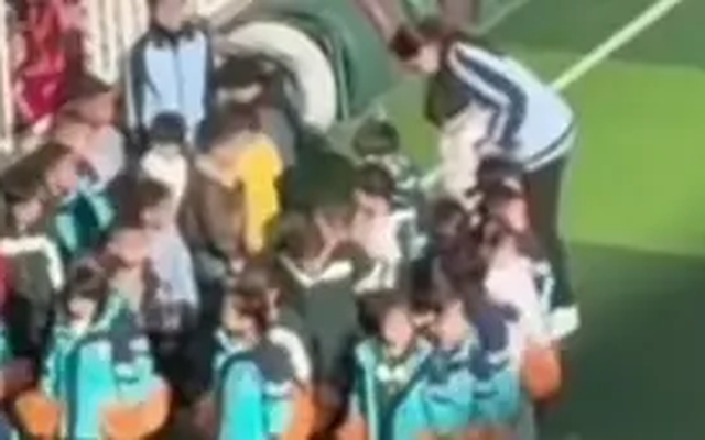 Rùng mình trước đoạn clip giáo viên mầm non đánh, đạp dã man trẻ ngay trong sân trường ở Trung Quốc