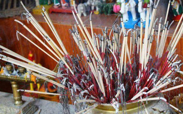 Trước Tết Dương lịch, bàn thờ nhất định phải dọn sạch 3 thứ này